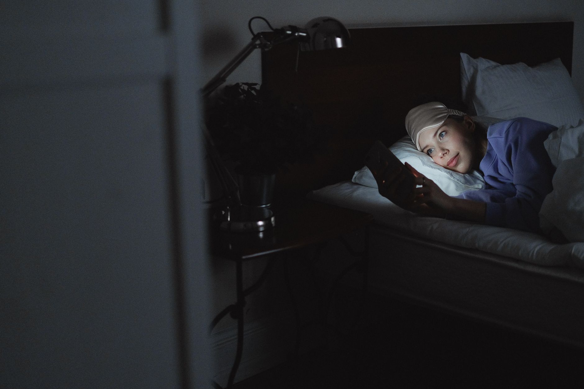 Using 2026's Smart Sleep Tech — How to Build a Relaxing Wind-Down Routine After Night Shifts in 2026